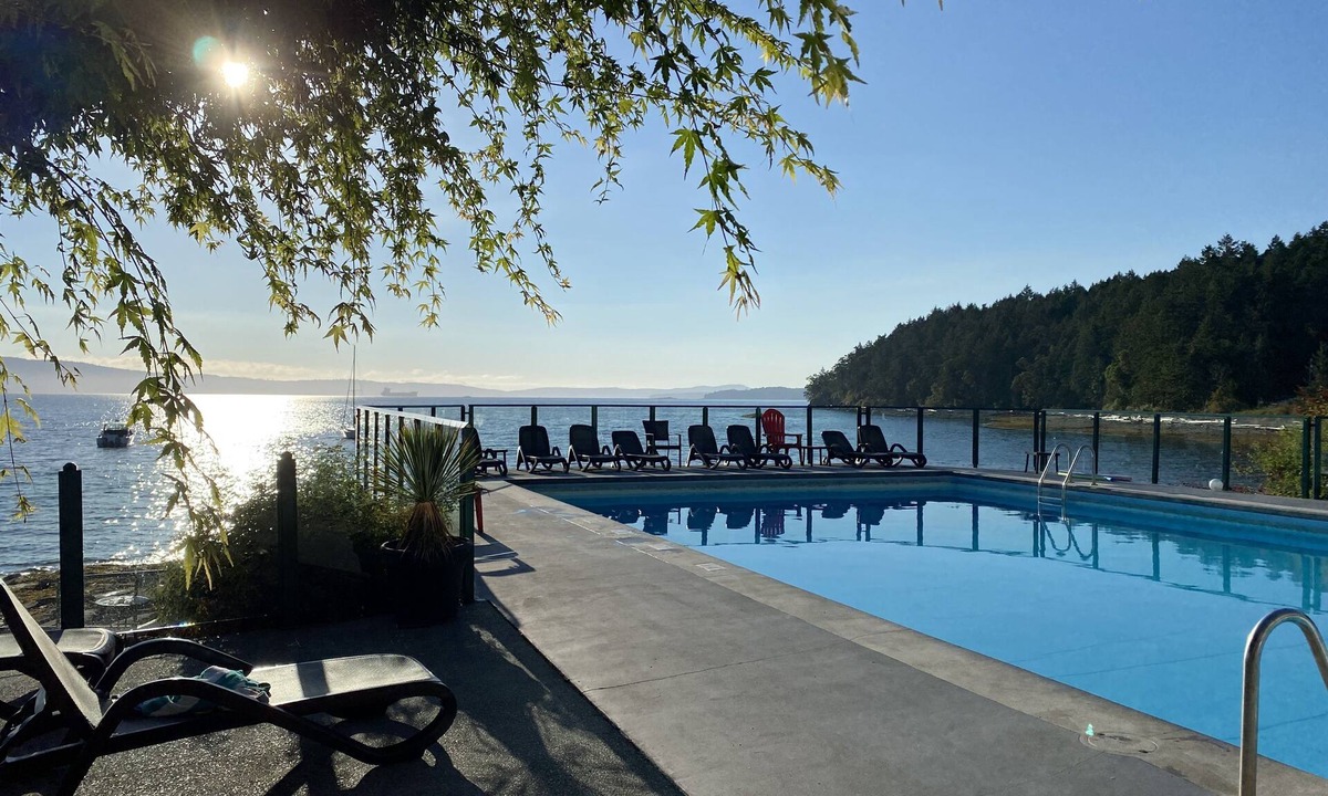 North Oyster Condo | Summer Getaway for 2 -Inn of the Sea-Oceanfront Pool/Hot Tub & private dock