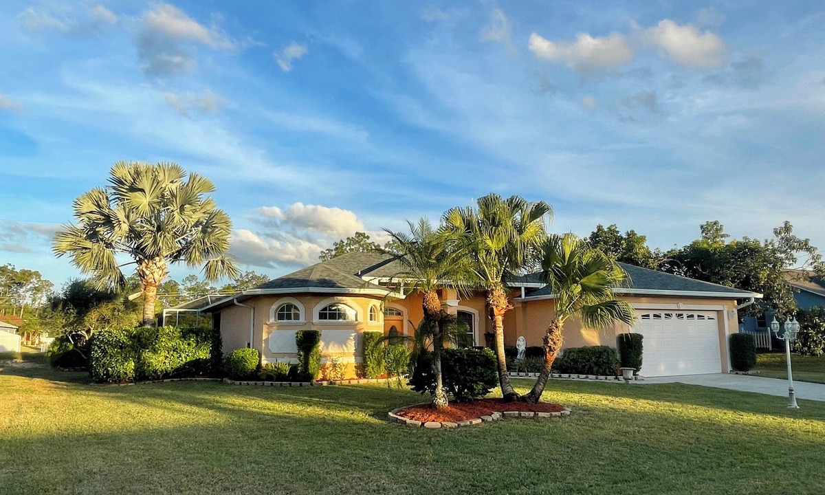 Joel House | The ArtHouse - modern, stylishly furnished vacation home with pool!