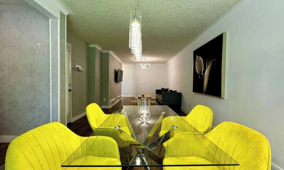 Richmond Hill House | The Cozy Crescent Comforts Stay