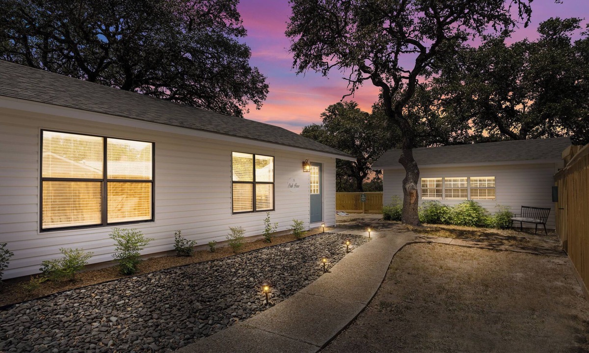 Boerne House | The Oak Haus ~ TX Hill Country escape with hot tub and game room!
