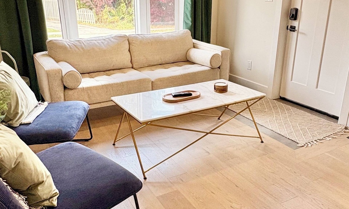 Kitchener House | The Walnut on Victoria Park | 2 Bedroom 1 Bath 3 Beds| Main Floor w Basement