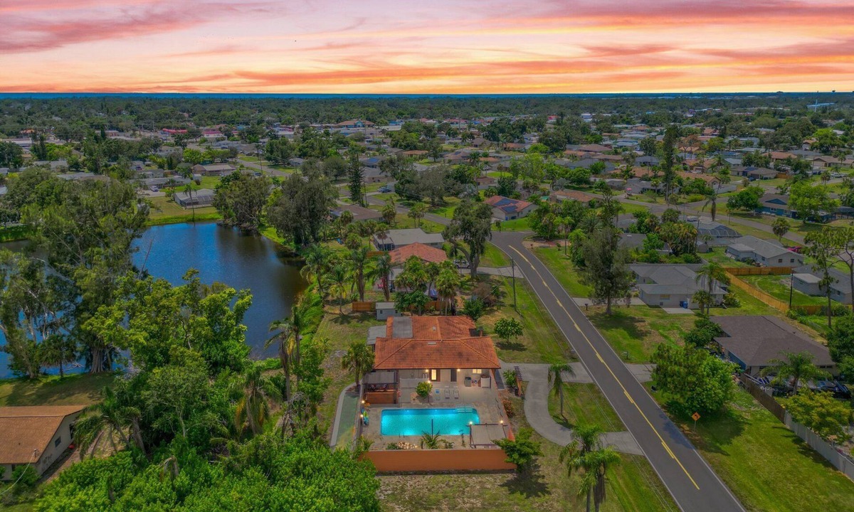 Venice Gardens House | Tranquil Lake-Front Pool Home, South Venice. 5 minutes to the Beach!