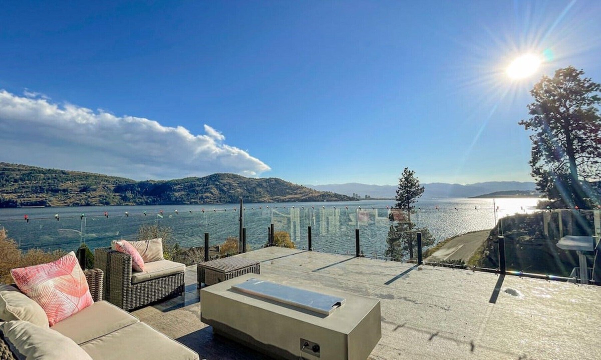 Central Okanagan House | Unbelievable Lake View, ENTIRE HOUSE, Hot Tub,Pool Table, Kid Friendly, Quiet!