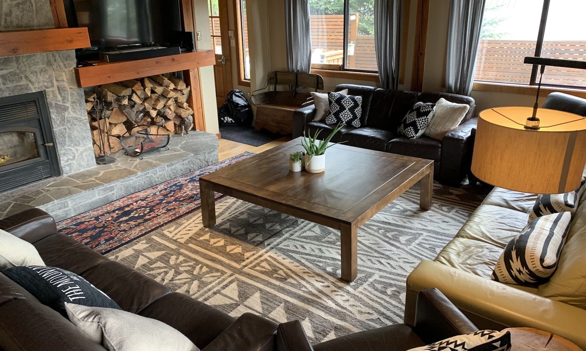 Whistler Bed & Breakfast | ✨ Valhalla Ski Chalet | Sleeps 14 | Private Hot Tub | Steps to Whistler Village