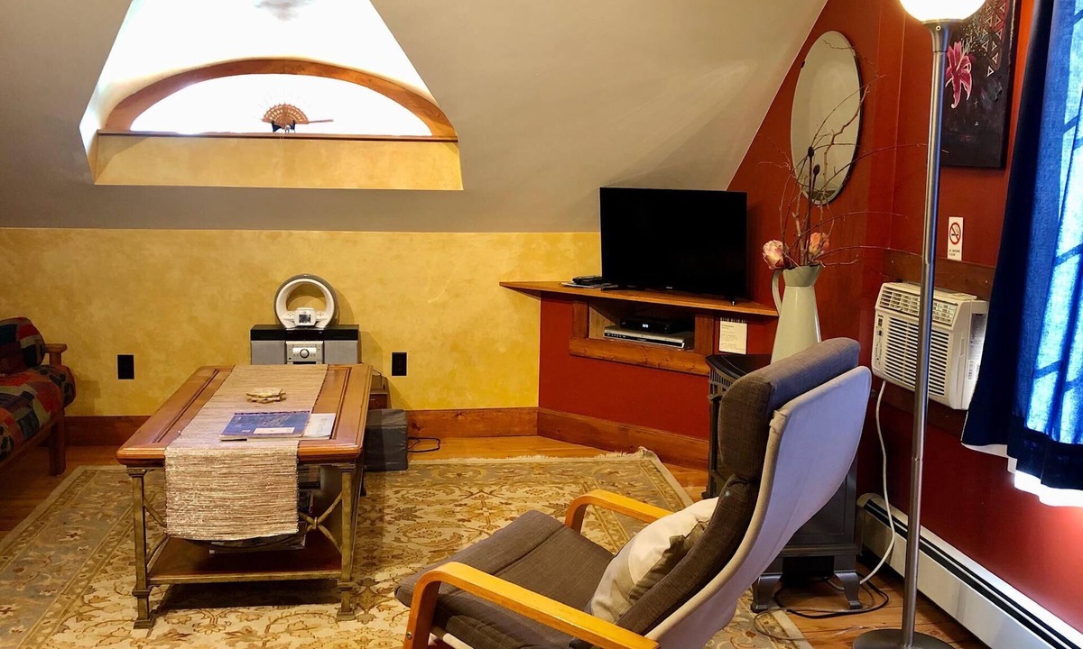 Nelson Apartment | Valhalla Suite – Cozy, Eclectic Studio in Downtown Nelson