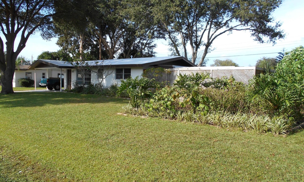 Venice Gardens House | Venice Gardens Getaway- Spacious Grounds- HEATED Pool-Hot Tub- Minutes To Beach