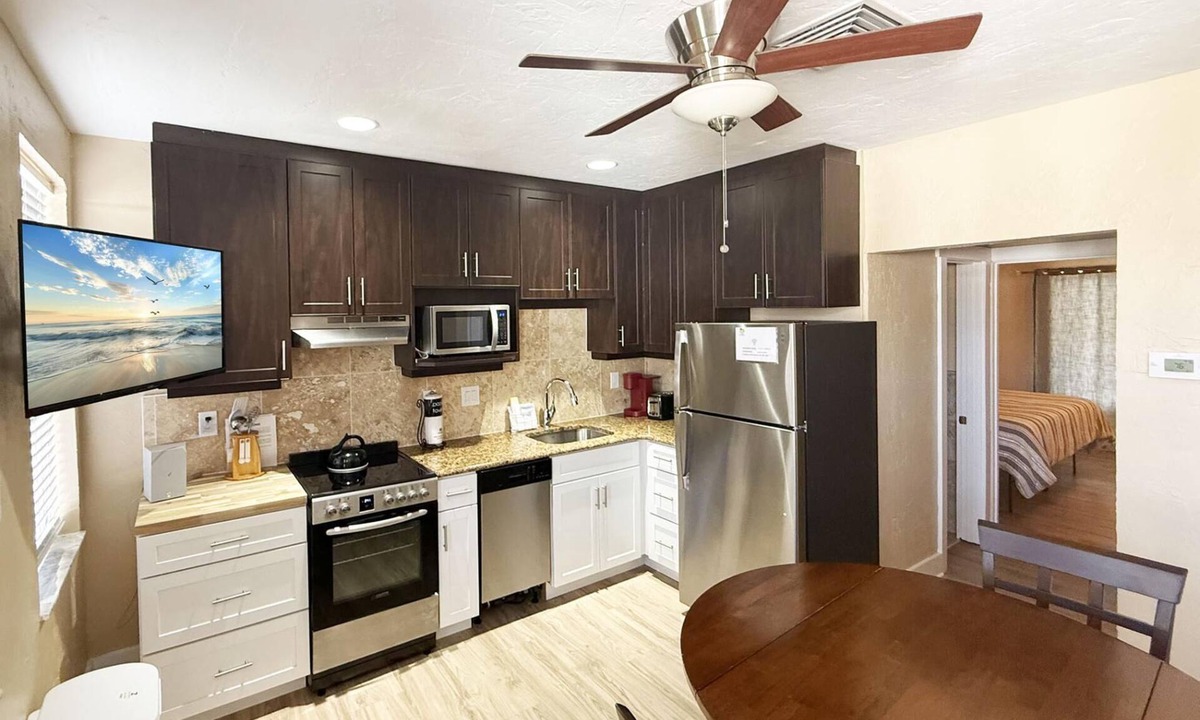 Golden Beach Apartment | Venice Villas 1BR – King w/Screened Porch