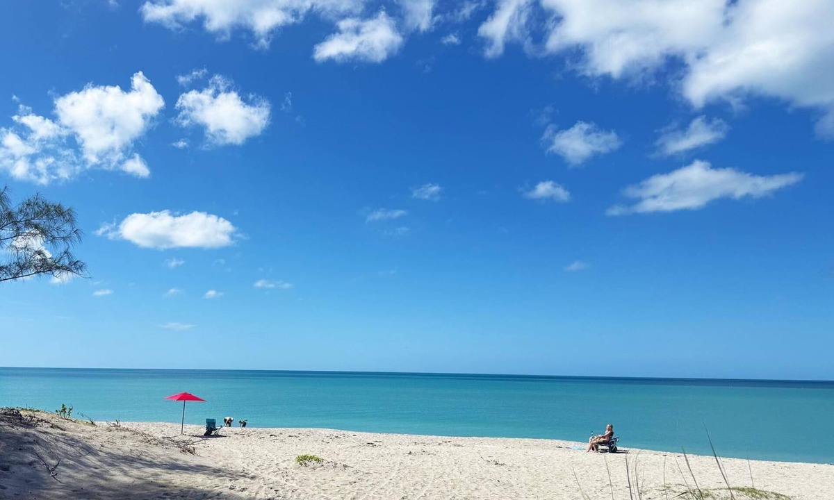 Golden Beach Apartment | Venice Villas 1BR – Secluded Lanai & Pool
