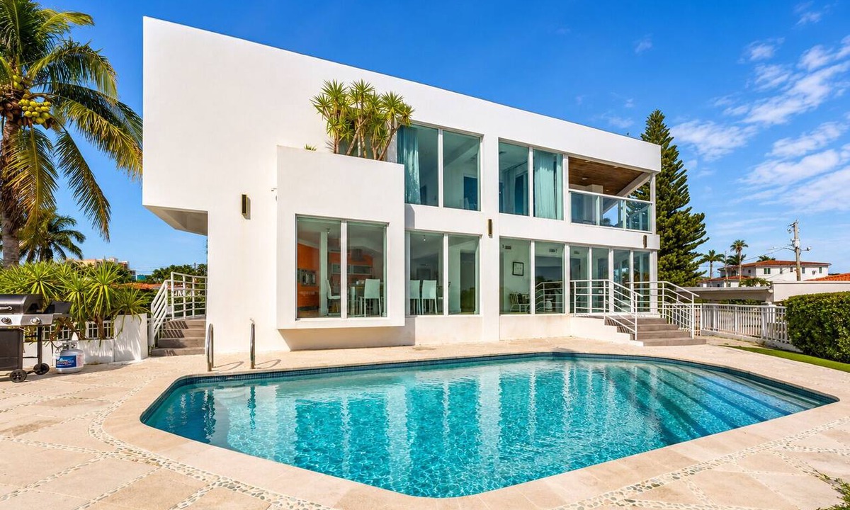 North Bay Village House | Villa Riviera Luxe, Coastal 4BR Retreat in Miami