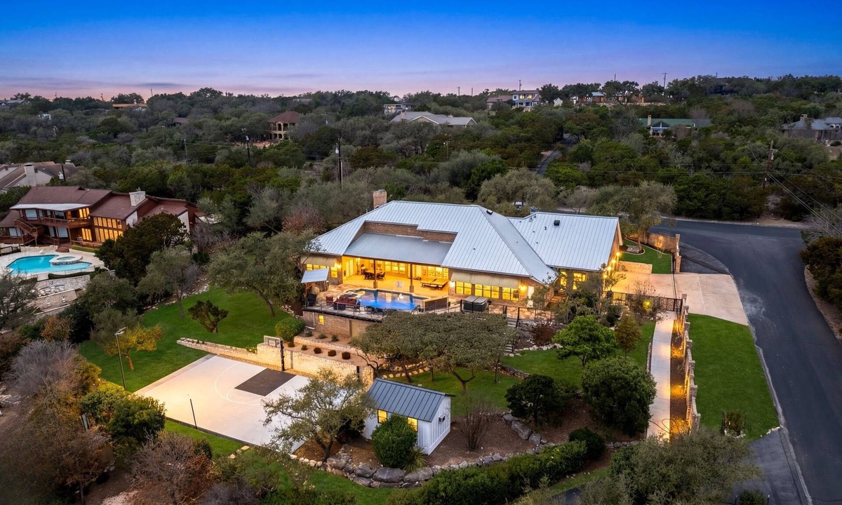 Helotes House | Vista Estate: Luxurious Heatable Pool, Basketball Court, and City Views