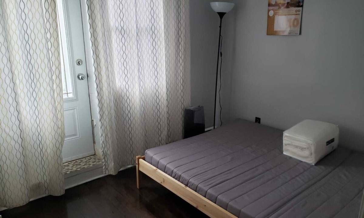 Cote-Des-Neiges—Notre-Dame-De-Grace Apartment | Warm apartment with a bus stop at its doorstep
