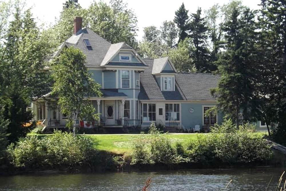 Port Elgin House | Waterfront Cottage Rental for Large Groups near Nova Scotia, Canada