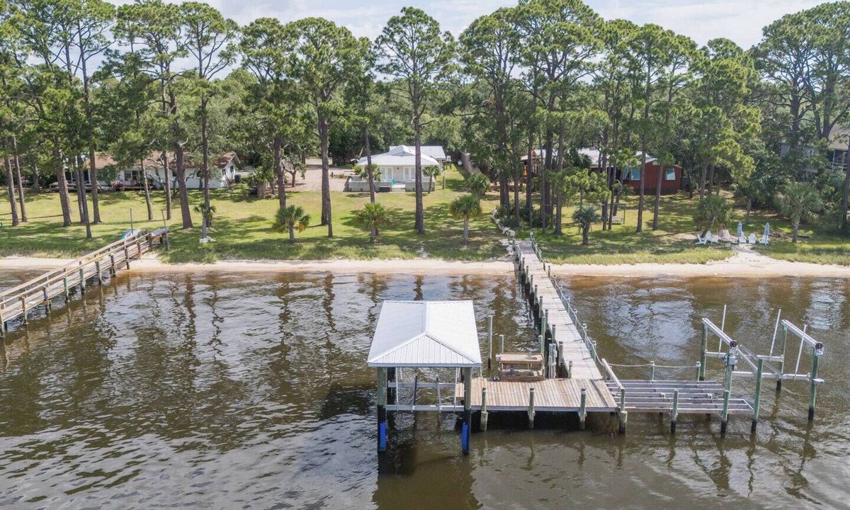 Panacea House | Waterfront home on Ochlockonee Bay, private beach, fishing, dock and kayaks