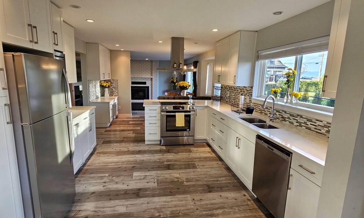 Metro Vancouver Regional District House | Westham Island Getaway! Hot tub/Fire Pit! Sleeps 17 in a quaint farm setting.