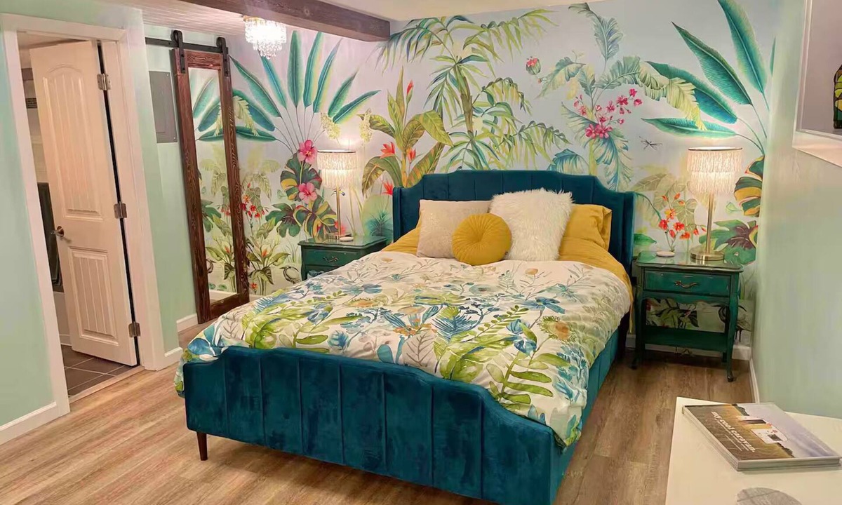 White Rock Bed & Breakfast | White Rock beach house suite 2 blocks from the pier! Fun & colourful decor.