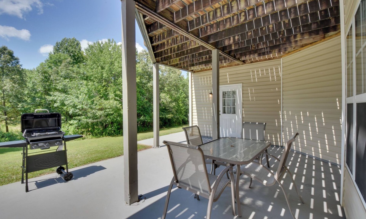 Helen Apartment | Wine Trail Apt 7 Mi to Yonah Mtn! Patio & Views