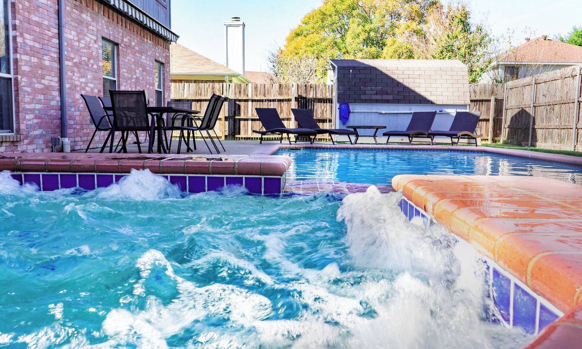 South Arlington House | World Cup Mins to AT&T Sleeps 12 + Parking + Private Pool + Grill + Game Room