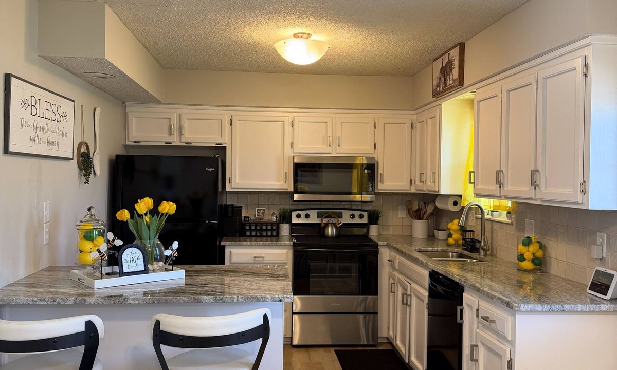 Grandview House | World Cup Ready! Charming 3BR Home in Prime KC Location Sleeps 10