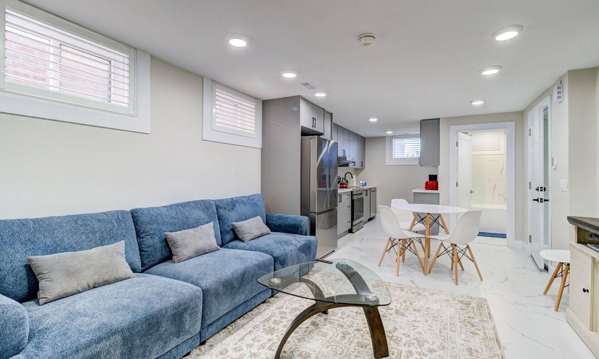 Lawrence Heights Apartment | Yorkdale Mall 2 bed walk to subway plus 3 car parking and huge backyard