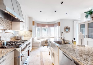Grand oceanfront getaway with a sundeck, pools & beach access in Hilton Head