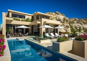 Luxury 4 BR Villa Pacific West Includes Heated Pool, BBQ, Gourmet Kitchen + More