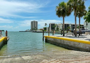 Peaceful, west-facing condo w/ hot tub, heated pool & brief walk to beach in Marco Island