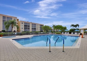 Peaceful, west-facing condo w/ hot tub, heated pool & brief walk to beach in Marco Island