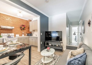 Upscale 2BR Apt with King Bed and Netflix- Prime Location!