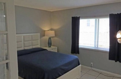 Dolphin Isles Condo | 1 B/R Condo - Prime Location & 1 Minute Walk To Ocean Beach, Restaurants & Bars