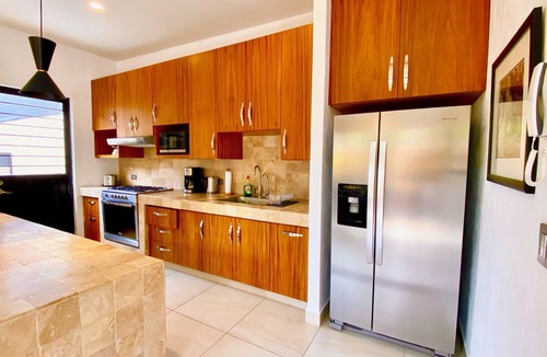 San Antonio Tlayacapan House | 1 Bdrm Guest House -Walk to Everything -Bikes-Gym-Pickleball Court-Golf Cart