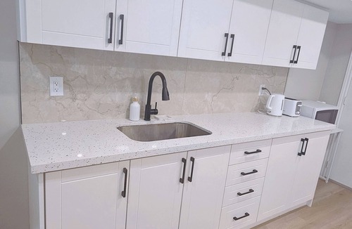 Milton Apartment | 1 Bedroom Suite + Kitchenette