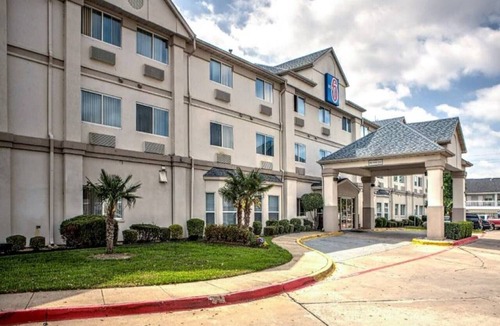Dallas Apartment | 1 King Bed|Suite,Smk,Hot Tub