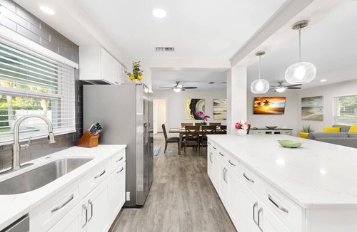 Harbor Bluffs House | 10 Mins to Beach-Heated Pool~Ping Pong+Pool Table