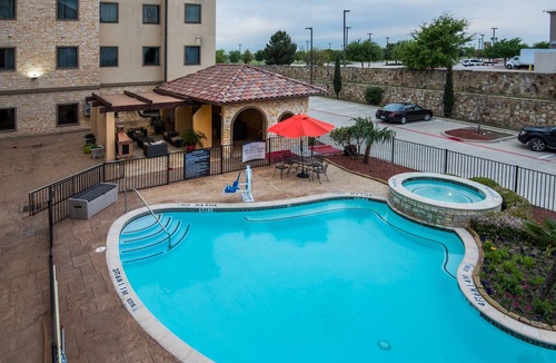 Irving Apartment | 1BR Suite w/Kitchen + Workspace | Free Breakfast!