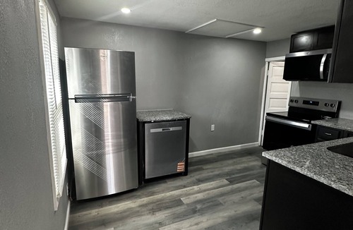 Sugar Creek House | 2 bdrm house in Sugar Creek 7 minutes from 435- 12 minutes from GEHA Stadium