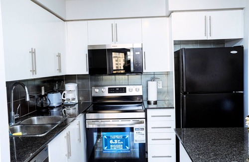 Downtown Mississauga Condo | 2-Bed, 2-Bath Condo w/Pool & Parking by Square 1