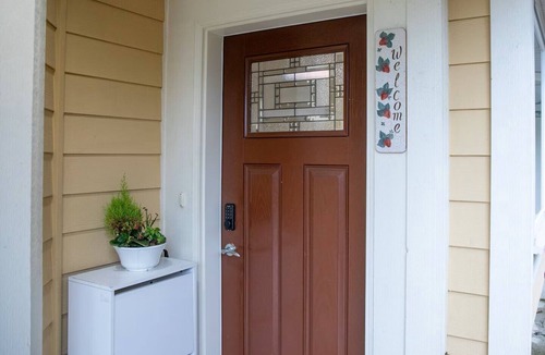 Central Lonsdale House | 2 Bed Stylish Central Location- Great Neighborhood-Free Parking. Pet Friendly
