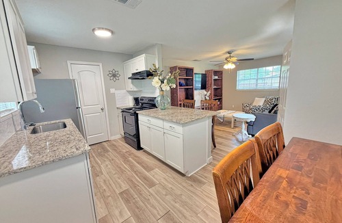 The Colony House | 2-bedroom house in welcoming The Colony with AC comfort