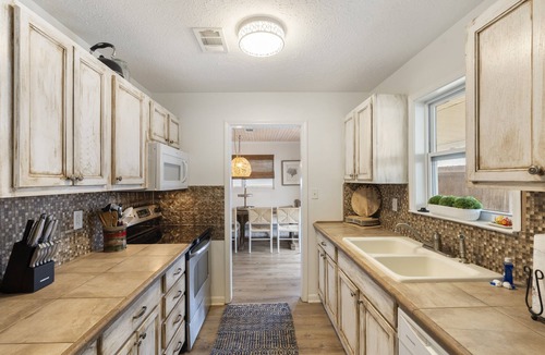 Kiska Beach House | 2 Blocks From Beach. Pet Friendly!