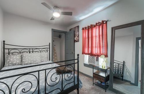 South Arlington House | 2 BR 1 Bath Home in Arlington - conveniently located near Cowboys stadium and Globe Life stadium, 20 mins to DFW airport