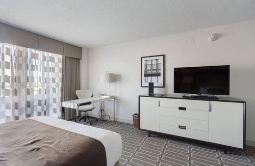 League City Hotel | 2 Family-Friendly Rooms with 2 Swimming Pools Near League City Attractions
