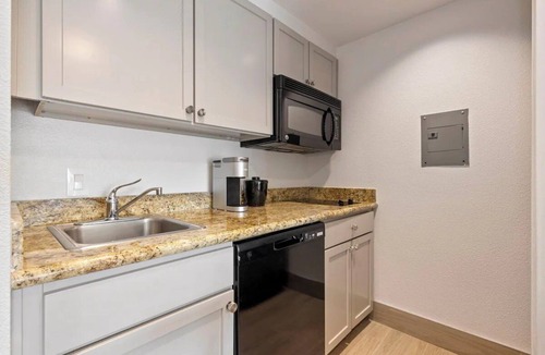 FM 1960 Hotel | 2 Peaceful Rooms in Houston w/Free Parking Near Towne Lake - 5.2 miles