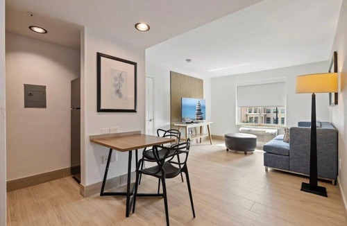 FM 1960 Hotel | 2 Peaceful Rooms in Houston w/Free Parking Near Towne Lake - 5.2 miles