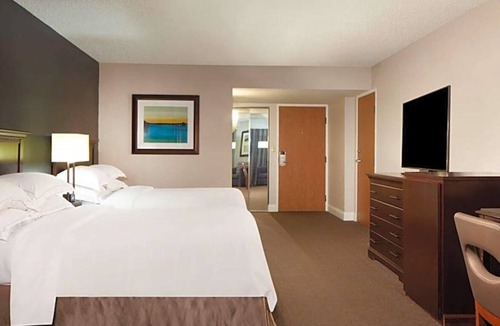 Nassau Bay Hotel | 2 Rooms to Experience relaxation, great dining, and adventure by the lake
