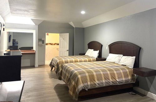 Greater Greenspoint Hotel | 2 Serene Units | Great for Unwinding After a Long Travel Day | Free Breakfast