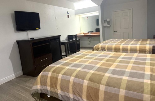Greater Greenspoint Hotel | 2 Serene Units | Great for Unwinding After a Long Travel Day | Free Breakfast