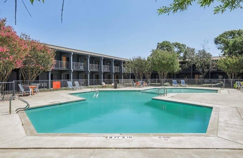 St. Johns House | [27] ATX Studio: 2 Twin Beds, Pool, Gym & Dog Park