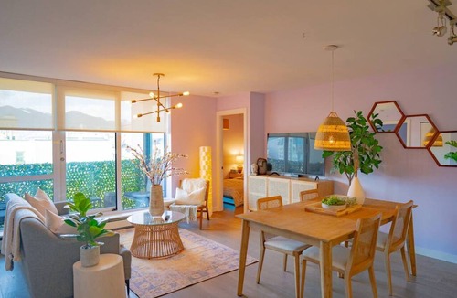 Chinatown Condo | 2BD Downtown Vancouver Condo with Free Parking+AC