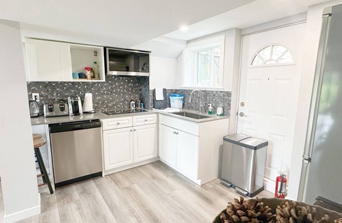 West Vancouver House | 2BR Private Suite · West Vancouver · Landmark View · Prime Location