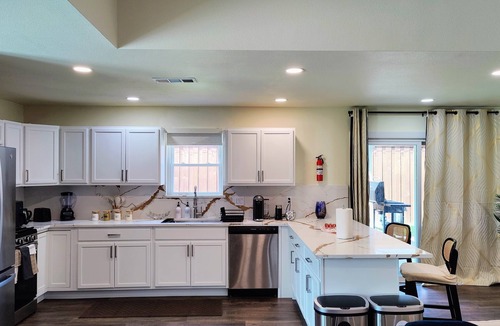 Richardson House | 3-BDR Resort-style Home - Hot Tub, Mini Golf, Fire Pit, Grill, 1Gig WiFi, Office
